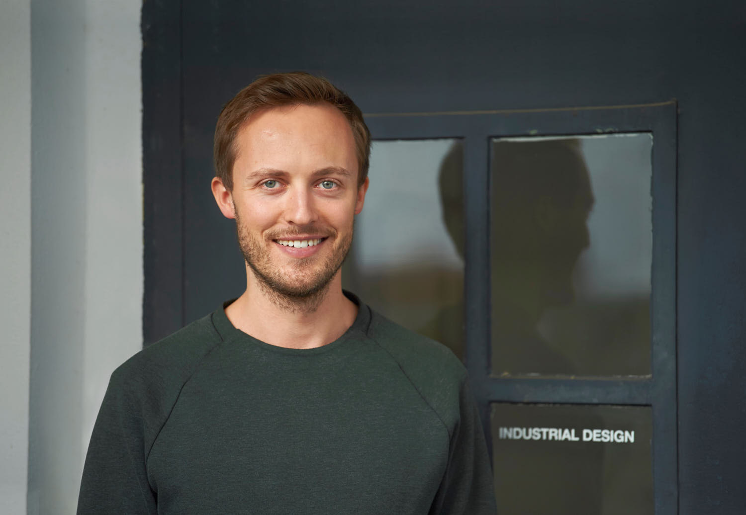 office-portrait-peter-otto-about-vosding-industrial-design-0 Product designer portrait Peter Otto Vosding in front of office door about VOSDING Industrial Design