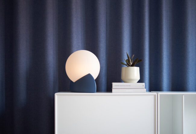 3D-printed table lamp Vollmond for Gantri in front of a blue curtain