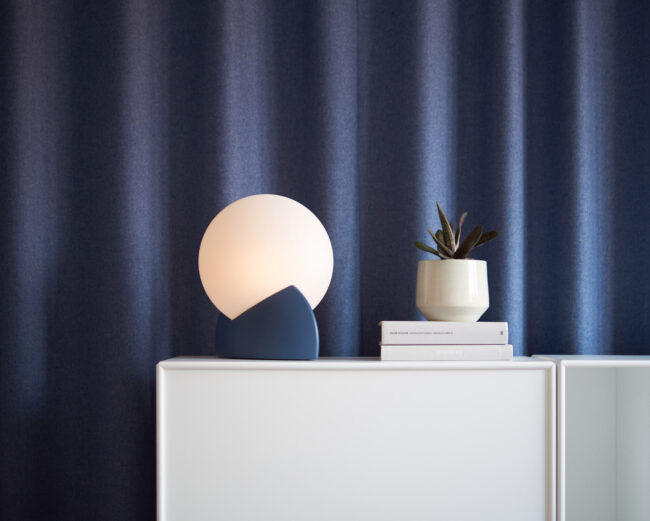 3D-printed table lamp Vollmond for Gantri in front of a blue curtain