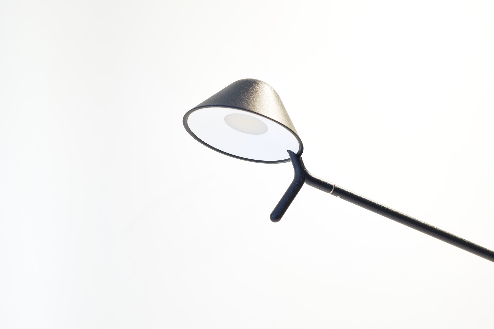 pixi-fermob-vosding-industrial-design-09-pov- Pixi desk light for fermob by VOSDING Industrial Design