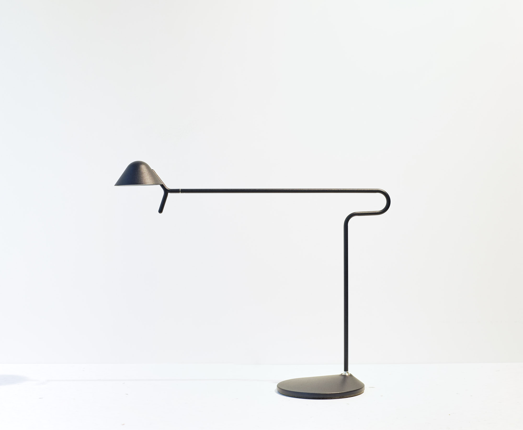 pixi-fermob-vosding-industrial-design-23-pov- Pixi desk light for fermob by VOSDING Industrial Design