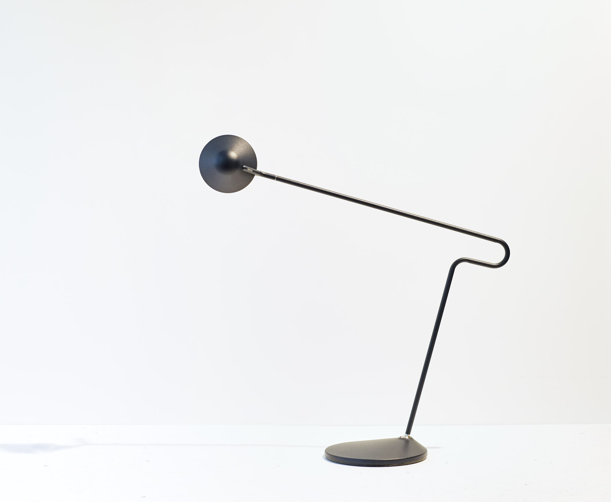 pixi-fermob-vosding-industrial-design-28-pov- Pixi desk light for fermob by VOSDING Industrial Design